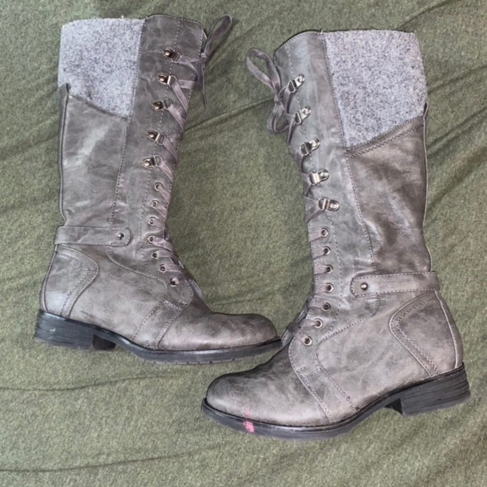 Gray long boots. Size 9.